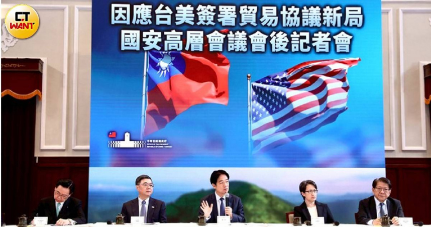 「台美對等貿易協定」（ART）正式簽署了，總統賴清德（中）、副總統蕭美琴（右2）、總統府秘書長潘孟安（右1）、閣揆卓榮泰（左2）與國安會祕書長吳釗燮（左1）等人同框宣布這項消息。（示意圖／黃耀徵攝）