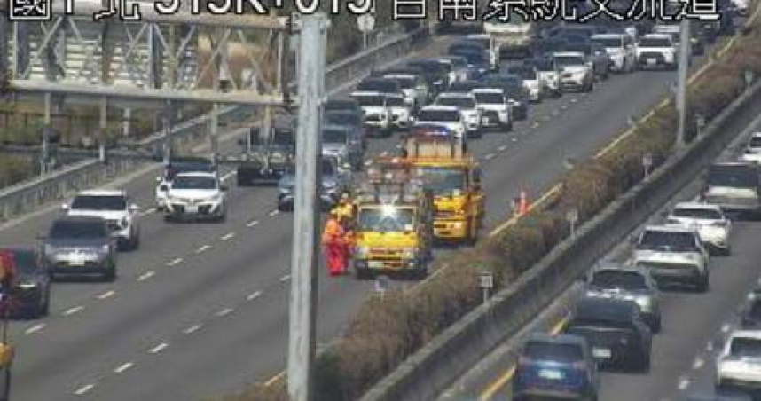 國道1號南向台南系統路段2月14日發生4車連環撞事故，中線及內線車道受阻，後方車流回堵約5公里。（圖／翻攝畫面）