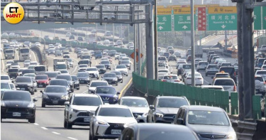 高公局表示，明天（17日）為春節連續假期初一，預估國道交通量為122百萬車公里，為年平均平（93百萬車公里）之1.3倍。（圖／方萬民攝）