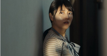 長澤雅美在《鬼娃娃》中飾演因痛失愛女而陷入巨大悲痛的主婦。（圖／華映提供）