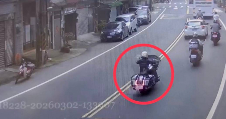 價值百萬的哈雷重機1日在北宜公路出現跑山，其車牌卻遭膠帶黏貼偽造，警方現已介入調查。（圖／翻攝畫面）
