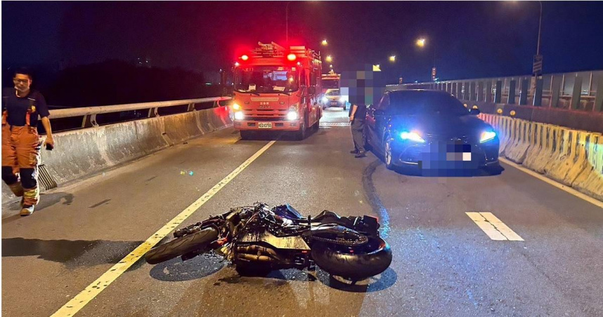 台61線18日深夜發生死亡車禍，陳姓女騎士遭貨車輾過身亡。（圖／翻攝畫面）