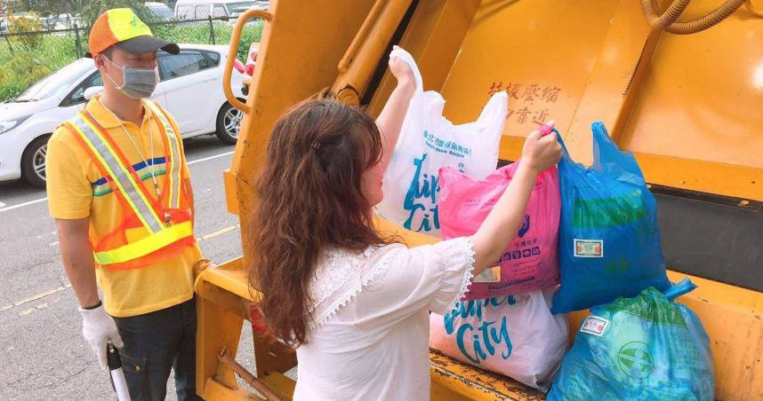 雙北專用垃圾袋傳出缺貨，民眾跑多家店仍買不到專用垃圾袋，引發抱怨。（圖／台北市環保局）