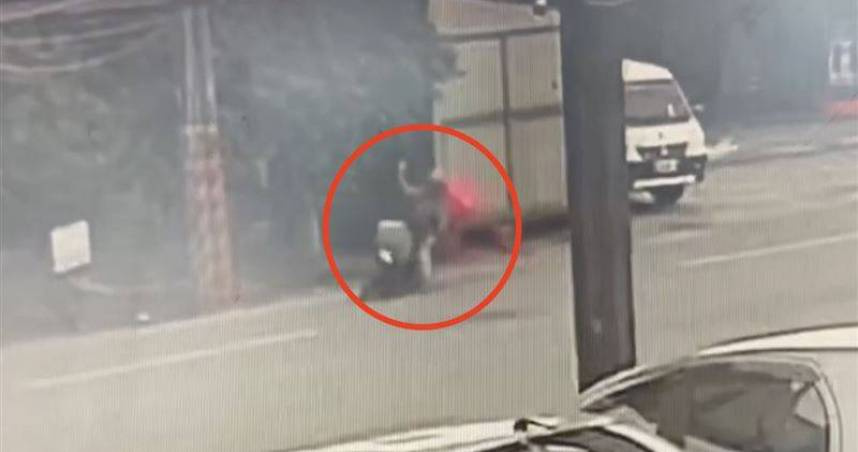 46歲李姓外送員不明原因倒地，遭後方水泥預拌車輾斃。（圖／翻攝自Facebook／靠北違規）