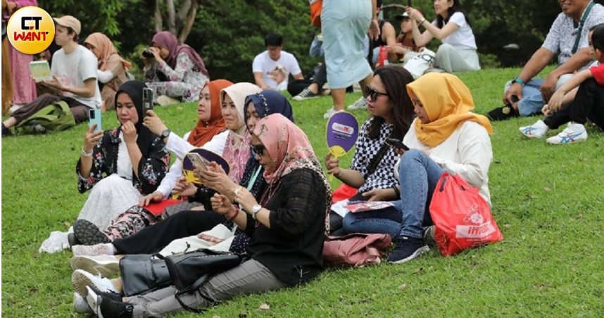 政府推動放寬「養育12歲以下子女之家庭聘雇外籍家事移工」門檻13日就要上路了，各界議論。圖非當事人。（示意圖／CTWant攝影組）