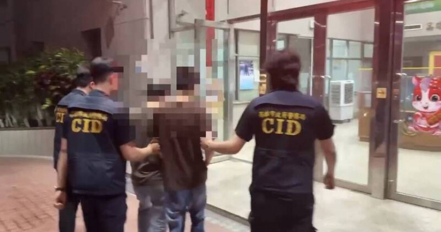 前鎮分局鎖定洪、唐兩嫌，在台南市逮捕到案，帶回警局偵訊。（圖／林慶祥翻攝）