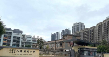 八德國小周邊近日成為二手菸熱點，市議員朱珍瑤要求劃設地面禁菸線，全面守護孩童健康。（圖／翻攝google map）