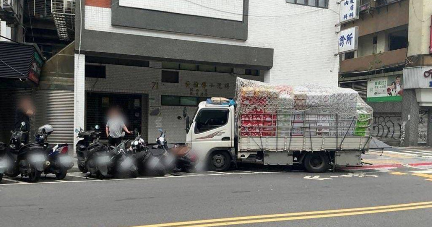 北市小貨車失控暴衝人行道護欄遭撞毀6機車。（圖／翻攝畫面）
