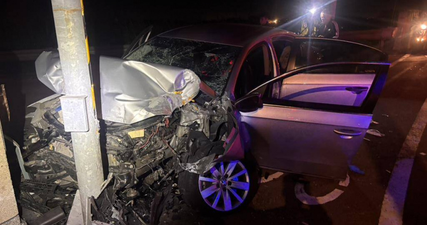 越南籍女子慘遭詐騙，車手逃亡自撞電桿1命危4傷。（圖／翻攝畫面）