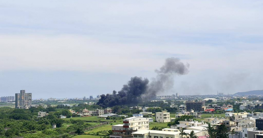 新竹空軍基地油庫驚傳爆炸！黑煙狂竄3人傷　消防急灌救、軍方封鎖調查