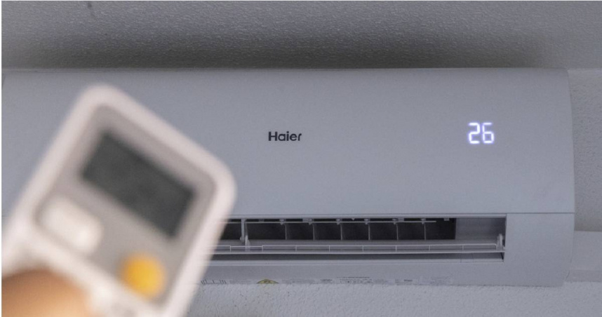 圖為西班牙馬德里的居民正在打開中國家電企業「海爾集團」（Haier）生產的冷氣。（圖／達志／美聯社）