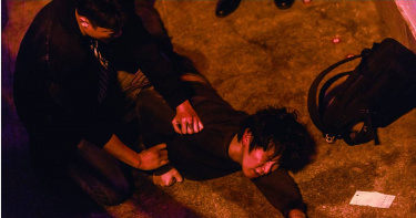 《我未許願先吹蠟燭》柯震東片中要不斷挨打。（圖／華映娛樂）