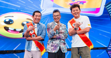 沈玉琳主持《百分百娛樂》邀請庹宗康（右）、屈中恆（左）暢聊「罕見姓氏」。（圖／八大電視提供）。