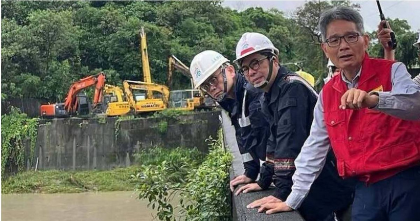 豪雨狂炸高雄，經濟部次長賴建信（右一）上午偕同高雄市長陳其邁、立委賴瑞隆與邱議瑩等人，前往月世界勘災。（圖／讀者提供）