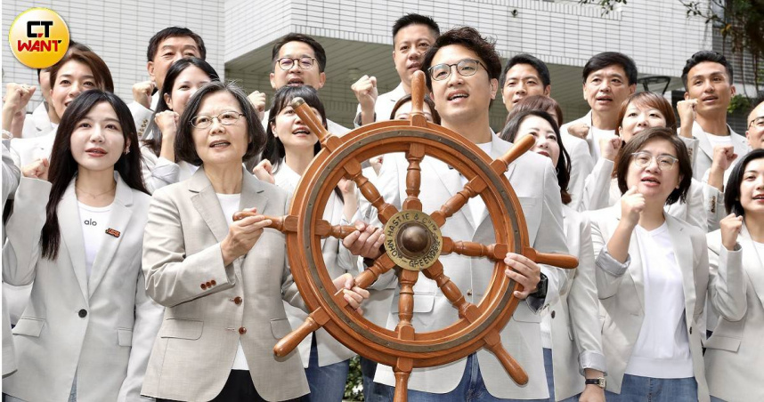 前總統蔡英文力挺沈伯洋登記參選台北市長。（圖／方萬民攝）
