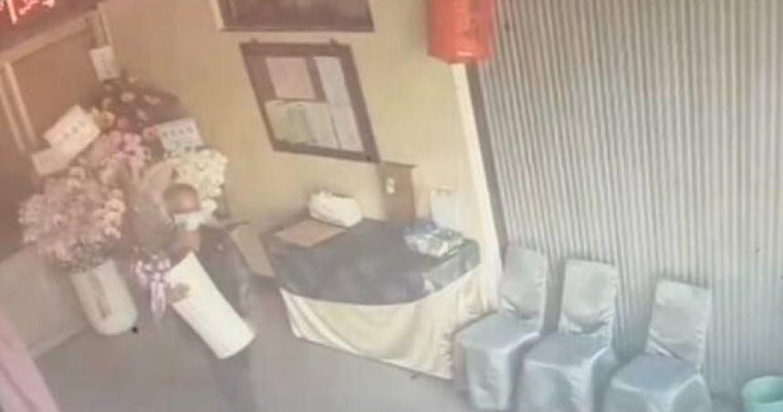 太扯！花店老闆潛入靈堂偷6000蘭花轉賣　被抓竟下跪賠罪