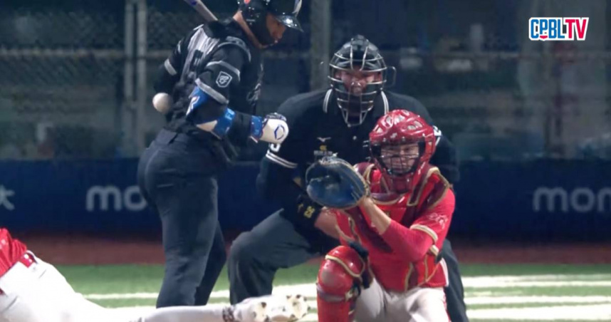 戴培峰被林子昱觸身球擊中。（圖／翻攝YouTube／CPBL 中華職棒）