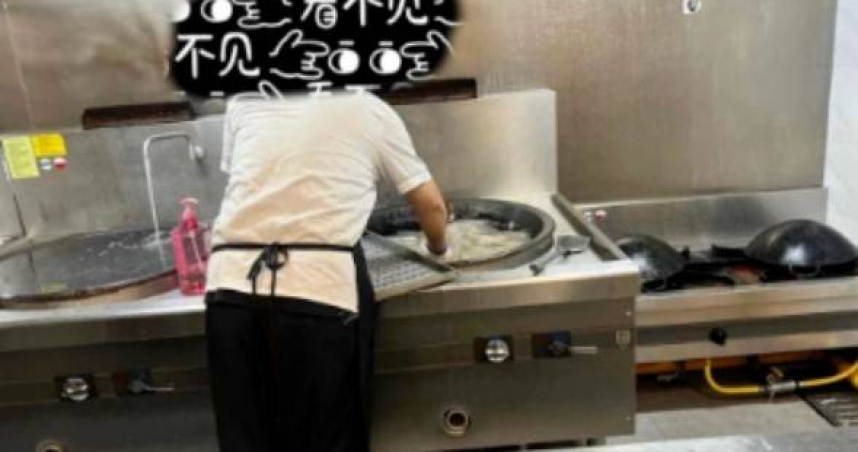 幼兒園炒菜鍋竟拿來洗拖把。（圖／翻攝自微博）