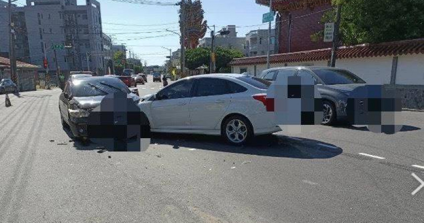 台南子龍廟永昌宮前2車迎面猛撞　車頭全毀5人傷2男童痛到放聲大哭