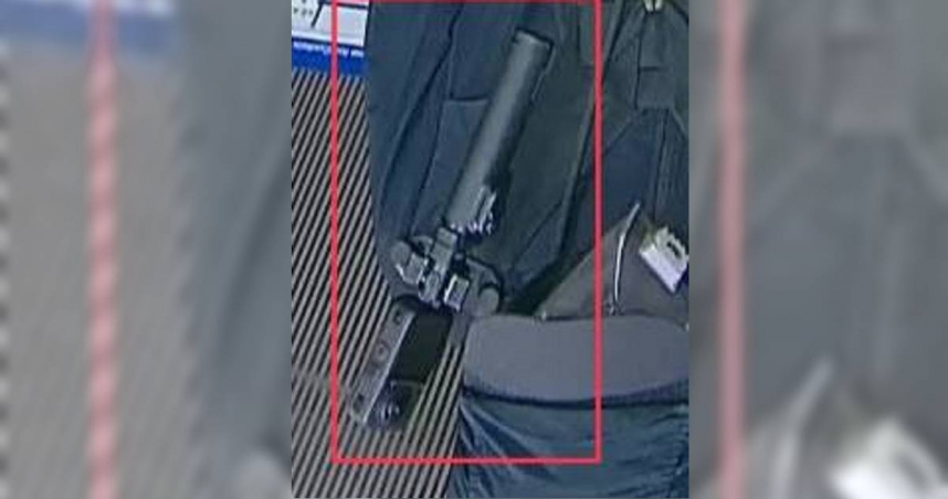警方調閱監視器畫面，確認為攝影機自拍棒。（圖／翻攝畫面）