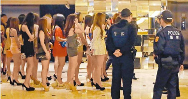 21歲嫩妻當酒店妹 新婚不到半年離家PO裸照 丈夫旅館抓姦崩潰