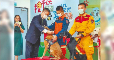 搜救犬授階儀式 鐵雄最高階兩線一星