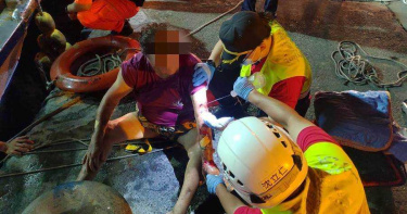 老婦失足落漁港 抱救生圈泡水半小時獲救