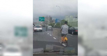 YouBike男上國道「路中央狂騎3公里」 聽音樂悠閒運動35分鐘