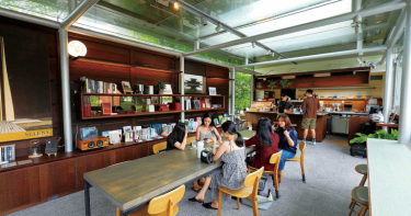 不只是餐廳1/氣質咖啡館 瀰漫書卷氣