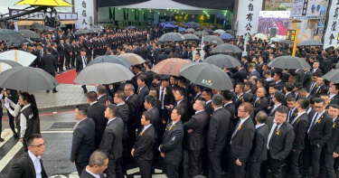 原來告別式黑衣人這樣來的 人頭充場面行情200元