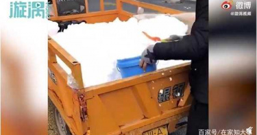 標準的季節限定產品!成都街頭出現「賣雪」攤 當地居民極度捧場