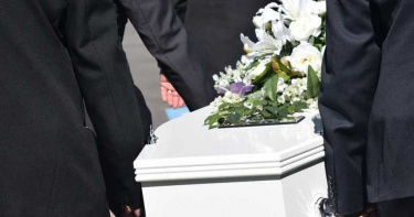 20歲女友過世!醉男闖喪禮「當眾辱屍」嚇壞親友 吐超瞎理由:讓我圓夢