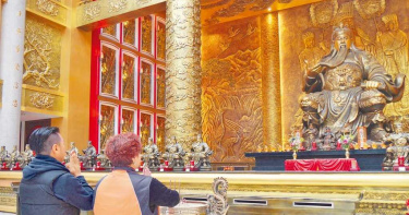 關公雕像為何總「閉眼」? 老木匠揭睜開眼的「尷尬代價」