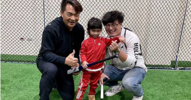 彭政閔創立的「恰棒球學苑」今日開幕，打擊挑戰賽由年僅4歲的王小妹妹(中)贏得大獎。（圖／鄧心瑜攝）