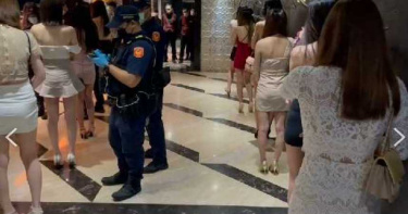 開瓶酒享受極樂世界!北中南酒店玩法大不同 小姐衣服秒脫男客被榨乾