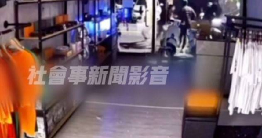 高雄1間精品販售店遭砸，4名犯嫌持球棒猛敲，造成玻璃大門及機車後照鏡受損。（圖／翻攝社會事新聞影音）
