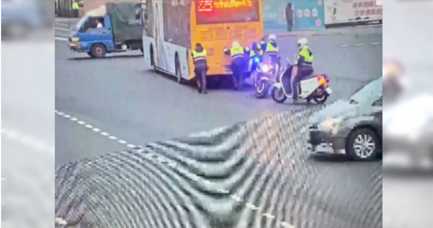 北市萬華區中華路一段與南寧路口15日下午發生一起公車拋錨事故，警方獲報後也以人力推車方式排除。（圖／翻攝畫面）