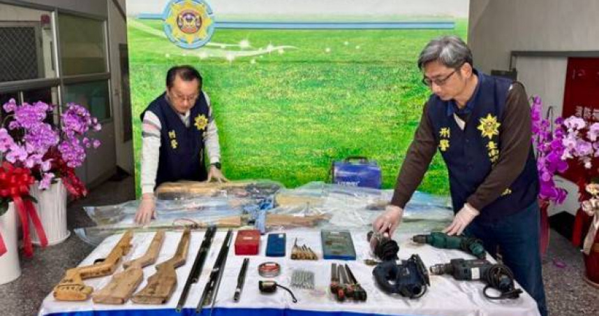 張男將住處設成槍枝改造工廠，警方持搜索票登門查緝，當場查扣改造槍枝材料及黑色火藥。（圖／翻攝畫面）