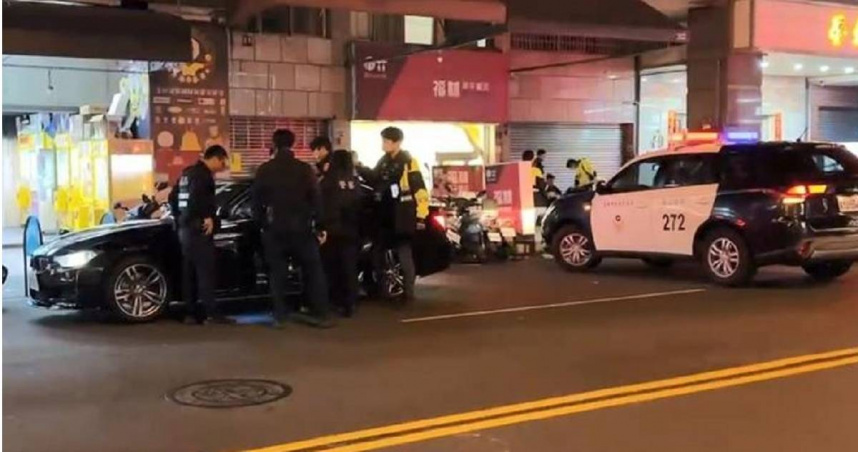 台中市北區發生一起鬥毆案，一名23歲陳姓男子今（21日）凌晨欲開車載醉酒的友人返家，怎料途中卻因下車地點出現分歧，雙方爆發激烈衝突，陳男一時氣憤竟當場抄出武士刀攻擊，導致對方手部遭砍傷。（圖／翻攝自三立新聞網）