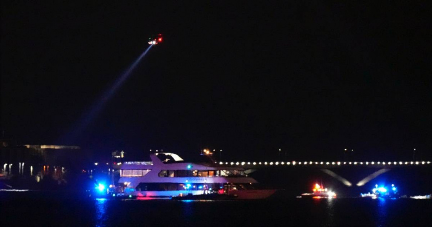 美國航空5342客機與美軍黑鷹直升機在華盛頓特區雷根機場附近發生碰撞，搜救中。（圖／達志／美聯社）