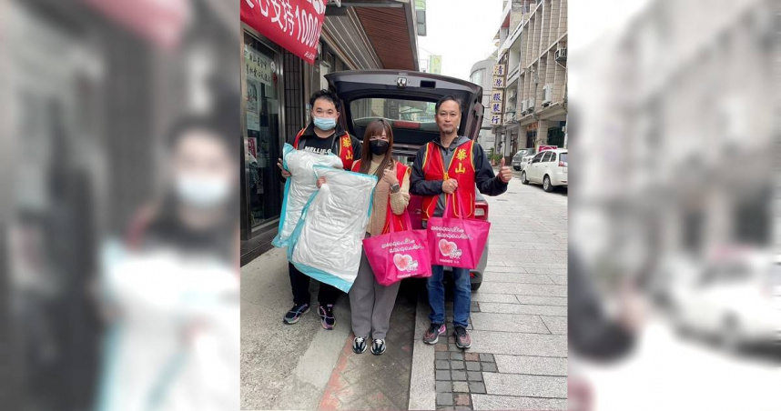 華山基金會芎林愛心天使站關注獨居老人多年，新竹縣芎林鄉民代表劉名揚（右）也捐薪出力協助。（圖／讀者提供）