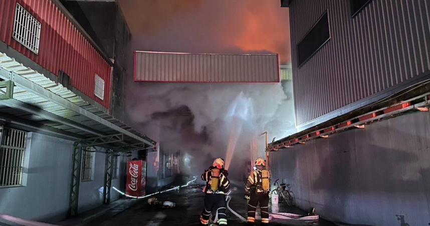 桃園龍潭工五路晚間發生工廠大火，濃煙不斷飄散。（圖／報系資料照）