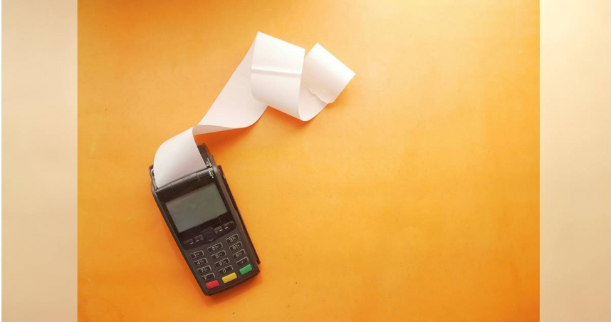 美國俄亥俄州一名女房仲外出用餐時，竟在帳單上留下歧視性字眼，遭到網友肉搜，最終慘丟自己27年的工作。（示意圖／Unsplash）