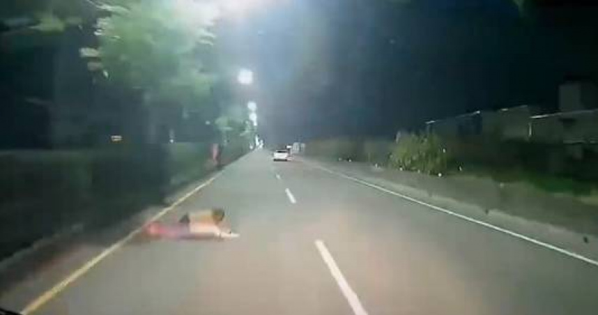 駕駛驚險閃過分隔島跌落男子，畫面曝光引熱議。（圖／翻攝畫面）