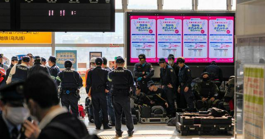 日本JR京都車站4月12日清晨，因發現可疑物品引發一陣騷動。（圖／翻攝自推特）
