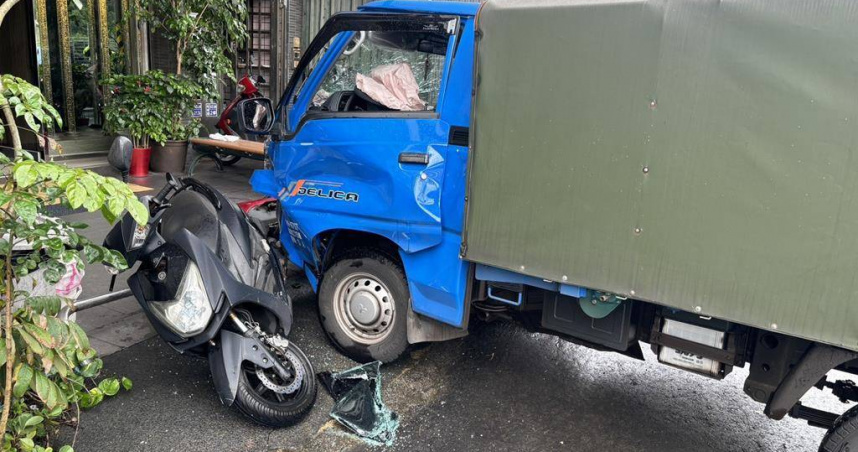 基隆市南榮路23日上午發生一起連環車禍，27歲楊姓男子駕駛小貨車先撞上等紅燈的計程車，隨後失控衝到對向車道，又撞倒3輛機車，所幸無人傷亡。楊男去年才因撞死一名機車騎士遭判刑，已二度肇事。（圖／基隆市警察局提供）