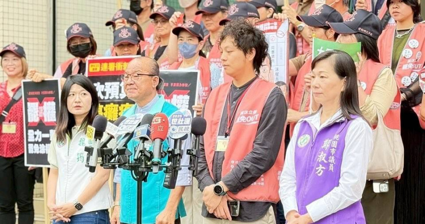 「全力一擊、罷免涂權吉」罷團將4萬餘份連署書送交桃園市選委會，正式進入第二階段審查程序。（圖／取自罷免涂權吉團體臉書）