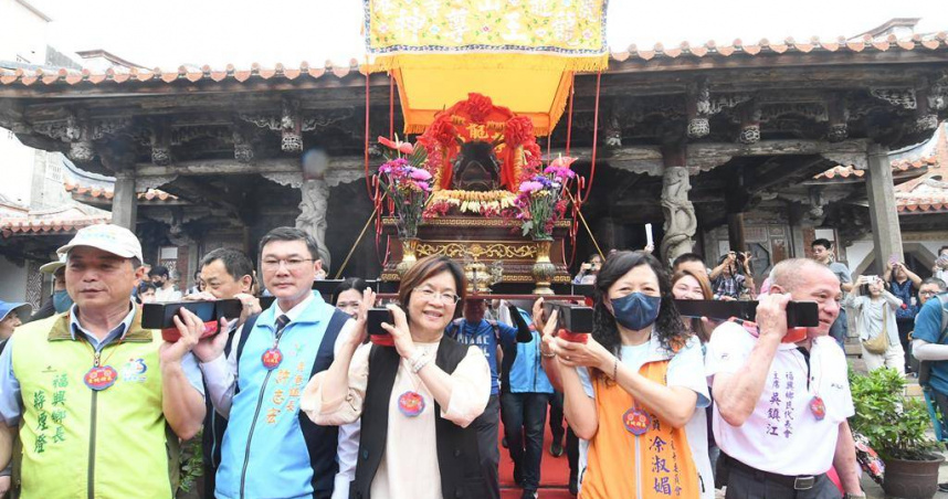 彰化縣鹿港鎮慶端陽系列由龍王祭3日率先登場。彰化縣長王惠美（中）表示，今年慶端陽系列以「靈蛇報喜，吉蛇祿來」為主題，除今日龍王祭外，月底還有國際龍舟錦標賽，將有118隊伍一較高下。（圖／彰化縣政府）