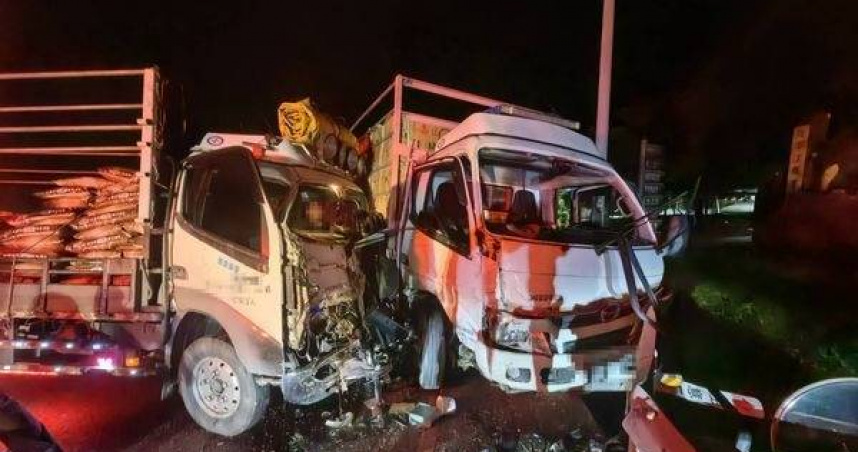 高冷菜車撞肥料車釀2傷。（ 圖／翻攝畫面）