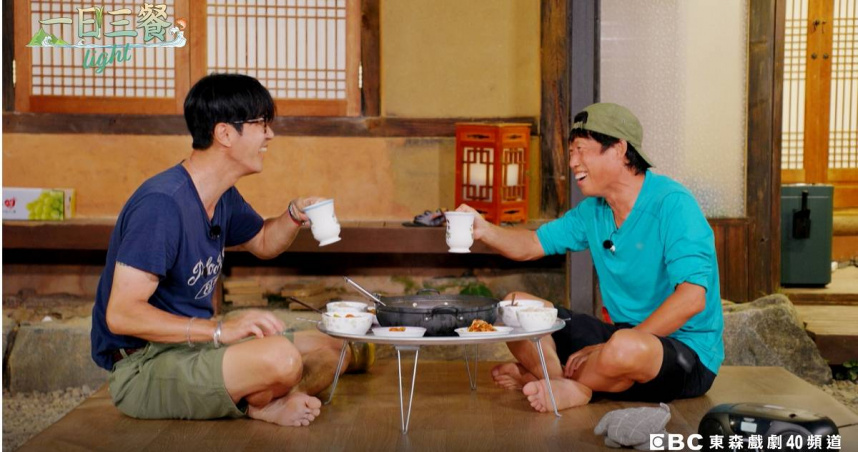 柳海鎮（右）偷偷在車勝元（左）製作的辣醬鍋裡加入泡菜，讓整鍋湯味道走鐘。（圖／東森提供）